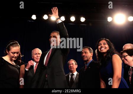 US-Präsident Barack Obama winkt einer Schar von Studenten, Lehrern, Wirtschaftsführern und Kongressmitgliedern zu, nachdem er am 16. September 2011 an der Thomas Jefferson High School for Science and Technology in Alexandria, Virginia, USA, den America Invents Act unterzeichnet hat. Das Gesetz reformiert Patentrecht so, um ein Patent an den ersten Anmelder anstatt an den ersten Erfinder zu geben und erlaubt dem beklagenswert unterfinanzierten US-Patent- und Handelsamt, seine eigenen Gebühren zu setzen und möglicherweise zu halten. Am 16. September 2011. Foto von Chip Somodevilla/Pool/ABACAPRESS.COM Stockfoto