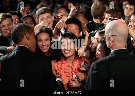 US-Präsident Barack Obama schüttelt die Hände mit Studenten, Lehrern, Wirtschaftsführern und Kongressmitgliedern, nachdem er am 16. September 2011 an der Thomas Jefferson High School for Science and Technology in Alexandria, Virginia, USA, den America Invents Act unterzeichnet hat. Das Gesetz reformiert Patentrecht so, um ein Patent an den ersten Anmelder anstatt an den ersten Erfinder zu geben und erlaubt dem beklagenswert unterfinanzierten US-Patent- und Handelsamt, seine eigenen Gebühren zu setzen und möglicherweise zu halten. Am 16. September 2011. Foto von Chip Somodevilla/Pool/ABACAPRESS.COM Stockfoto