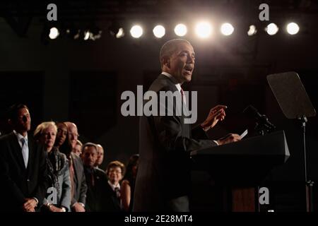 US-Präsident Barack Obama spricht eine Menge Studenten, Lehrer, Wirtschaftsführer und Kongressmitglieder an, bevor er am 16. September 2011 an der Thomas Jefferson High School for Science and Technology in Alexandria, Virginia, USA, den America Invents Act unterzeichnet. Das Gesetz reformiert Patentrecht so, um ein Patent an den ersten Anmelder anstatt an den ersten Erfinder zu geben und erlaubt dem beklagenswert unterfinanzierten US-Patent- und Handelsamt, seine eigenen Gebühren zu setzen und möglicherweise zu halten. Am 16. September 2011. Foto von Chip Somodevilla/Pool/ABACAPRESS.COM Stockfoto