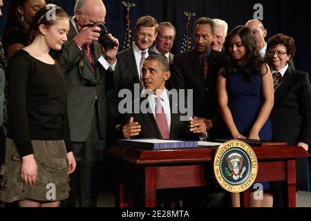 US-Präsident Barack Obama unterzeichnet America Invents Act, während sie von Geschäftsleuten, Studenten und Mitgliedern des Kongresses Thomas Jefferson High School for Science and Technology in Alexandria, Virginia, USA am 16. September 2011 umgeben ist. Das Gesetz reformiert Patentrecht so, um ein Patent an den ersten Anmelder anstatt an den ersten Erfinder zu geben und erlaubt dem beklagenswert unterfinanzierten US-Patent- und Handelsamt, seine eigenen Gebühren zu setzen und möglicherweise zu halten. Am 16. September 2011. Foto von Chip Somodevilla/Pool/ABACAPRESS.COM Stockfoto