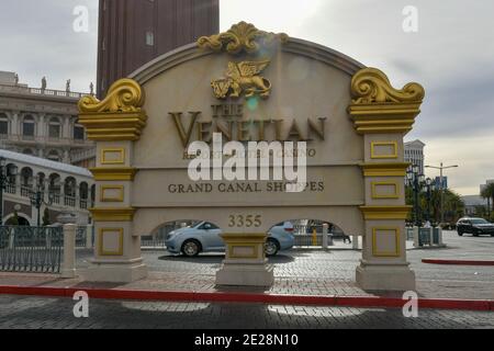 Las Vegas, NV, USA. Januar 2021. Das Venetian Resort ehrt Sheldon Adelson mit einer Plakatwand am Tag seines Passes in Las Vegas, Nevada, 12. Januar 2021. Kredit: Dee Cee Carter/Media Punch/Alamy Live Nachrichten Stockfoto