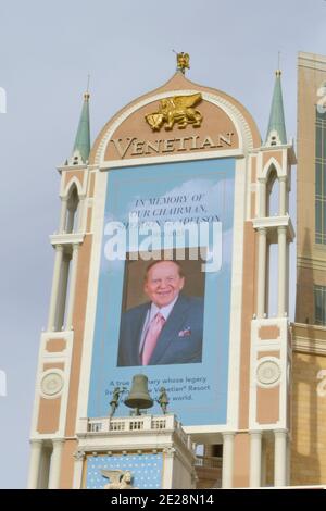 Las Vegas, NV, USA. Januar 2021. Das Venetian Resort ehrt Sheldon Adelson mit einer Plakatwand am Tag seines Passes in Las Vegas, Nevada, 12. Januar 2021. Kredit: Dee Cee Carter/Media Punch/Alamy Live Nachrichten Stockfoto