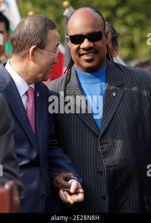 UN-Generalsekretär Ban Ki Moon (L) und der Singer-Song-Autor und UN-Friedensbotschafter Stevie Wonder besuchen am 15. September 2011 das UN-Hauptquartier zur 30. Feier des Internationalen Friedenstages in New York City, NY, USA. Foto von Luiz Rampelotto/ABACAPRESS.COM Stockfoto