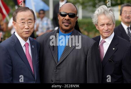 (L-R) UN-Generalsekretär Ban Ki Moon, Singer-Song-Autor und UN-Friedensbotschafter Stevie Wonder und Michael Douglas besuchen am 15. September 2011 das UN-Hauptquartier zur 30. Feier des Internationalen Friedenstages in New York City, NY, USA. Foto von Luiz Rampelotto/ABACAPRESS.COM Stockfoto