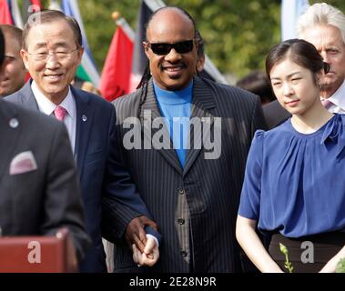 (L-R) UN-Generalsekretär Ban Ki Moon, Singer-Song-Autor und UN-Friedensbotschafter Stevie Wonder und Olympiasieger Yuna Kim besuchen am 15. September 2011 das UN-Hauptquartier zur 30. Feier des Internationalen Friedenstages in New York City, NY, USA. Foto von Luiz Rampelotto/ABACAPRESS.COM Stockfoto