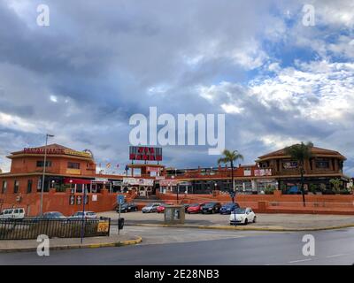 Alicante, Spanien - Januar, 2021: Blick auf Playa flamenca nach starkem Regen. Hochwertige Fotos Stockfoto