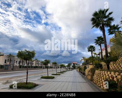 Alicante, Spanien - Januar, 2021: Blick auf Playa flamenca nach starkem Regen. Hochwertige Fotos Stockfoto