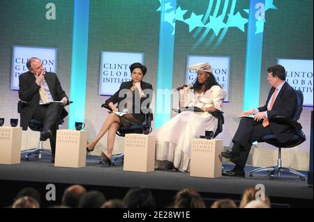 (L-R) Paul Polman, CEO Unilever, Indra Nooyi, Chairman und CEO PepsiCo, Viviane Victorine Kinyaga, Director Desert Research Foundation of Namibia, Bob Diamond, Chief Executive Barclays während der Plenarsitzung der Clinton Global Initiative 2011 zum Thema "nachhaltiger Konsum: Redefining Business as usual“, am 21. September 2011 im Sheraton New York Hotel and Towers in New York City, NY, USA. Foto von Graylock/ABACAPRESS.COM Stockfoto