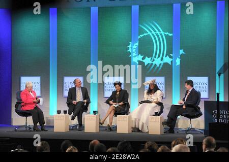 (L-R) Gro Harlem Brundtland ehemaliger Premierminister Norwegen, Paul Polman CEO Unilever, Indra Nooyi Chairman und CEO PepsiCo, Viviane Victorine Kinyaga Direktorin Desert Research Foundation of Namibia, Bob Diamond Chief Executive Barclays während der Clinton Global Initiative 2011 Jahrestagung Plenarsitzung zum Thema "nachhaltiger Konsum: Redefining Business as usual“, am 21. September 2011 im Sheraton New York Hotel and Towers in New York City, NY, USA. Foto von Graylock/ABACAPRESS.COM Stockfoto