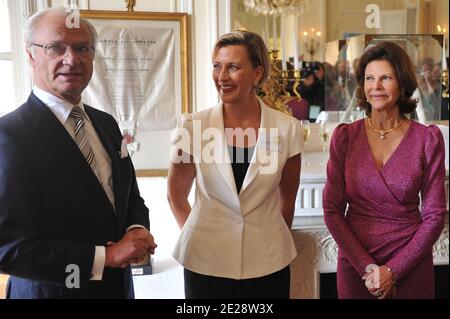 König Carl Gustav, Königin Silvia von Schweden und Helena Brag nehmen am 22. September 2011 an einer Zeremonie im Cercle Suedois in Paris Teil. Foto von Christophe Guibbaud/ABACAPRESS.COM Stockfoto