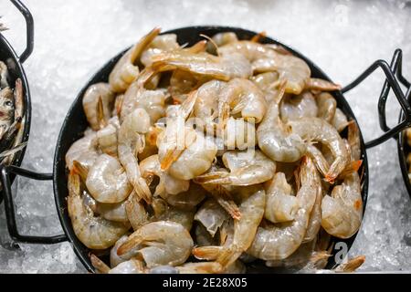 Nahaufnahme von frischen Garnelen in einem Teller verarbeitet. Zubereitete frische Garnelen oder Garnelen die Schale schälen, die Rohstoffe bereit zum Kochen vorbereiten. Stockfoto