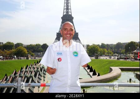 Schwimmer Philippe Croizon nimmt an der 17. 'Shoe Pyramid' Teil, die von der Vereinigung 'Handicap International' organisiert wurde, um am 24. September 2011 gegen Antipersonenminen am Trocadero in Paris, Frankreich, zu protestieren. Foto von Giancarlo Gorassini/ABACAPRESS.COM Stockfoto