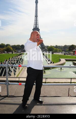 Schwimmer Philippe Croizon nimmt an der 17. 'Shoe Pyramid' Teil, die von der Vereinigung 'Handicap International' organisiert wurde, um am 24. September 2011 gegen Antipersonenminen am Trocadero in Paris, Frankreich, zu protestieren. Foto von Giancarlo Gorassini/ABACAPRESS.COM Stockfoto