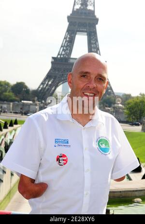 Schwimmer Philippe Croizon nimmt an der 17. 'Shoe Pyramid' Teil, die von der Vereinigung 'Handicap International' organisiert wurde, um am 24. September 2011 gegen Antipersonenminen am Trocadero in Paris, Frankreich, zu protestieren. Foto von Giancarlo Gorassini/ABACAPRESS.COM Stockfoto