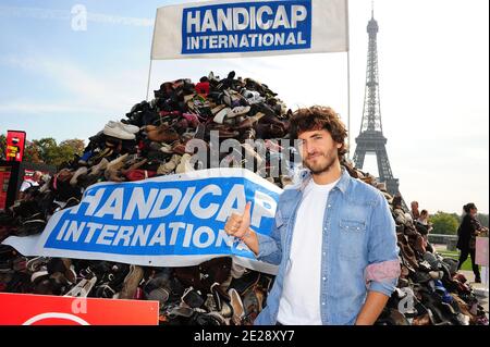 EXKLUSIV - der französische Sänger Mickael Miro nimmt an der 17. 'Shoe Pyramid' Teil, die von der Vereinigung 'Handicap International' organisiert wurde, um am 24. September 2011 gegen Antipersonenminen am Trocadero in Paris, Frankreich, zu protestieren. Foto von Giancarlo Gorassini/ABACAPRESS.COM Stockfoto