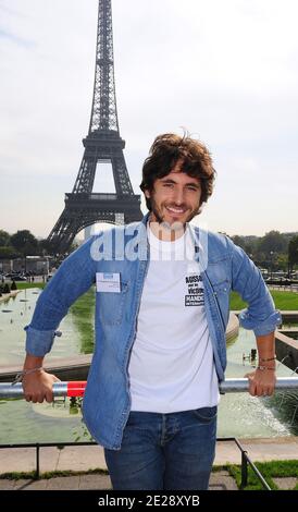 EXKLUSIV - der französische Sänger Mickael Miro nimmt an der 17. 'Shoe Pyramid' Teil, die von der Vereinigung 'Handicap International' organisiert wurde, um am 24. September 2011 gegen Antipersonenminen am Trocadero in Paris, Frankreich, zu protestieren. Foto von Giancarlo Gorassini/ABACAPRESS.COM Stockfoto