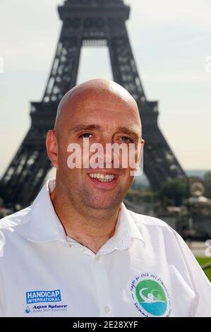 Schwimmer Philippe Croizon nimmt an der 17. 'Shoe Pyramid' Teil, die von der Vereinigung 'Handicap International' organisiert wurde, um am 24. September 2011 gegen Antipersonenminen am Trocadero in Paris, Frankreich, zu protestieren. Foto von Giancarlo Gorassini/ABACAPRESS.COM Stockfoto