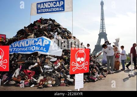 17. 'Shoe Pyramid', organisiert von der Vereinigung 'Handicap International', um am 24. September 2011 gegen Antipersonenminen am Trocadero in Paris, Frankreich, zu protestieren. Foto von Giancarlo Gorassini/ABACAPRESS.COM Stockfoto