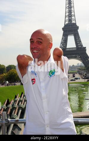 Schwimmer Philippe Croizon nimmt an der 17. 'Shoe Pyramid' Teil, die von der Vereinigung 'Handicap International' organisiert wurde, um am 24. September 2011 gegen Antipersonenminen am Trocadero in Paris, Frankreich, zu protestieren. Foto von Giancarlo Gorassini/ABACAPRESS.COM Stockfoto