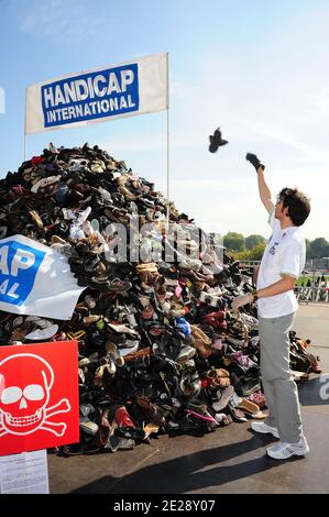 17. 'Shoe Pyramid', organisiert von der Vereinigung 'Handicap International', um am 24. September 2011 gegen Antipersonenminen am Trocadero in Paris, Frankreich, zu protestieren. Foto von Giancarlo Gorassini/ABACAPRESS.COM Stockfoto