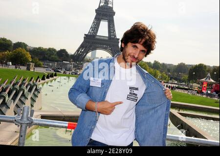 EXKLUSIV - der französische Sänger Mickael Miro nimmt an der 17. 'Shoe Pyramid' Teil, die von der Vereinigung 'Handicap International' organisiert wurde, um am 24. September 2011 gegen Antipersonenminen am Trocadero in Paris, Frankreich, zu protestieren. Foto von Giancarlo Gorassini/ABACAPRESS.COM Stockfoto