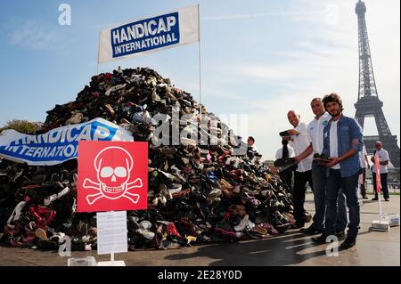 Der französische Sänger Mickael Miro nimmt an der 17. 'Shoe Pyramid' Teil, die von der Vereinigung 'Handicap International' organisiert wurde, um am 24. September 2011 gegen Antipersonenminen am Trocadero in Paris zu protestieren. Foto von Giancarlo Gorassini/ABACAPRESS.COM Stockfoto