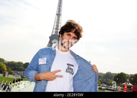 EXKLUSIV - der französische Sänger Mickael Miro nimmt an der 17. 'Shoe Pyramid' Teil, die von der Vereinigung 'Handicap International' organisiert wurde, um am 24. September 2011 gegen Antipersonenminen am Trocadero in Paris, Frankreich, zu protestieren. Foto von Giancarlo Gorassini/ABACAPRESS.COM Stockfoto