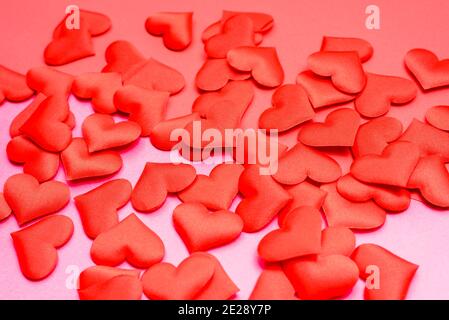 Viele romantische rote Herzen an einem Tag verstreut. Stockfoto
