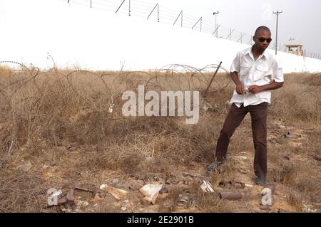 Journalisten und Rebellen, die am 25. September 2011 auf dem Gelände eines vermeintlichen "Massengrabes" gesehen wurden, das von Rebellen in der Nähe des Abu Salim Gefängnisses in Tripolis, Libyen, aufgedeckt wurde. Foto von Ammar Abd Rabbo/ABACAPRESS.COM Stockfoto