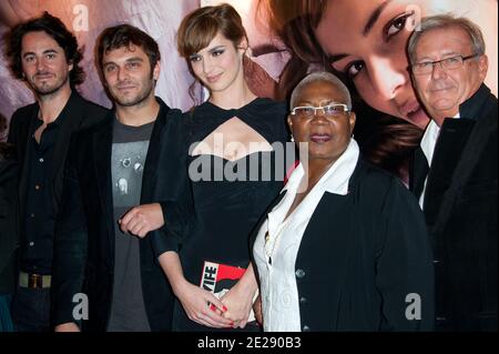 Besetzung des Films, darunter Firmine Richard, Remi Bezancon, Louise Bourgoin und Pio Marmai bei der Premiere des Films 'UN Heureux Evenement', der am 26. September 2011 im UGC Cine Cite Bercy Theater in Paris, Frankreich, stattfand. Foto von Nicolas Genin/ABACAPRESS.COM Stockfoto