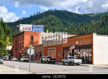 Eine typische Straße in der historischen Bergbaustadt Wallace, Idaho, in der Silver Valley Gegend des Inland Northwest. Stockfoto