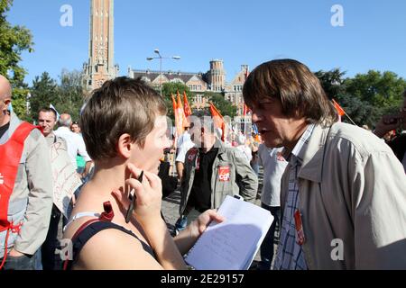 Der französische Gewerkschaftsführer der CGT, Bernard Thibault, spricht mit Journalisten am 27. September 2011 in Lille, Nordfrankreich, während eines landesweiten Tagesstreiks von Lehrern, um gegen die Verschlechterung der Bedingungen im Bildungssektor zu protestieren. Foto von Sylvain Lefevre/ABACAPRESS.COM Stockfoto