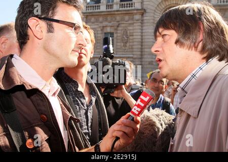 Der französische Gewerkschaftsführer der CGT, Bernard Thibault, spricht mit Journalisten am 27. September 2011 in Lille, Nordfrankreich, während eines landesweiten Tagesstreiks von Lehrern, um gegen die Verschlechterung der Bedingungen im Bildungssektor zu protestieren. Foto von Sylvain Lefevre/ABACAPRESS.COM Stockfoto