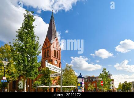 Der neugotische Kirchturm Warnemunde erhebt sich über der Ostseeküste Rostock. Stockfoto