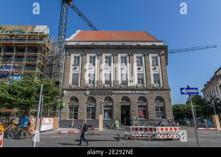 Humana Second Hand Kaufhaus, Karl-Marx-Straße, Neukölln, Berlin, Deutschland Stockfoto