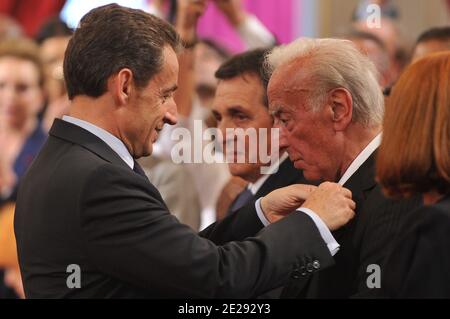 Der französische Präsident Nicolas Sarkozy verleiht Robert Castelam 28. September 2011 im Elysee-Palast in Paris, Frankreich, die Medaille des Chevaliers der Ehrenlegion. Foto von Christophe Guibbaud/ABACAPRESS.COM Stockfoto