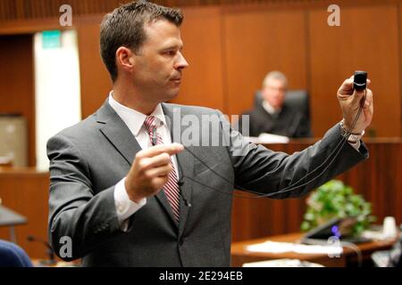 Stellvertretender Bezirk. Anwalt. David Walgren zeigt der Jury während des unfreiwilligen Totschlags von Conrad Murray am 29. September 2011 in der Innenstadt von Los Angeles ein Überwachungsgerät. Foto von Al Seib/Pool/ABACAPRESS.COM Stockfoto