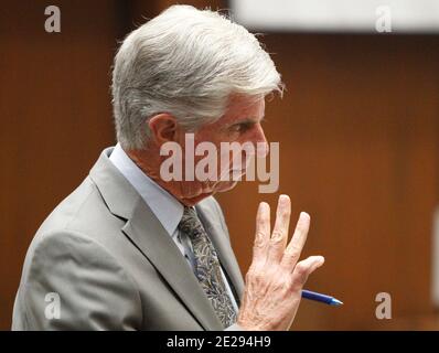 Verteidigungsminister J. Michael Flanagan hinterfragt Kai Chase, Michael Jacksons Chefkoch während des unfreiwilligen Totschlags von Conrad Murray am 29. September 2011 in der Innenstadt von Los Angeles. Foto von Al Seib/Pool/ABACAPRESS.COM Stockfoto