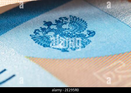 Wappen Russlands auf der Banknote der Russischen Föderation mit einem Nennwert von 2000 Rubel. Makrofotografie. Heraldik. Stockfoto