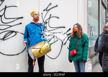 ALDWYCH, LONDON, ENGLAND - 6. Dezember 2020: Schlagzeuger beim Kisaan-Protest, solidarisch mit den Bauern Punjabs gegen ihre Ausbeutung Stockfoto