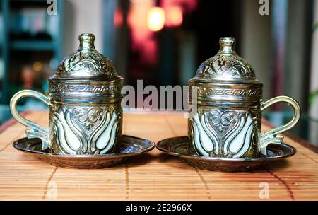 Traditionelle Kaffee- oder Teetassen Stockfoto