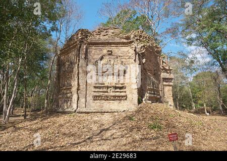 Kampong Thom, Kambodscha-25. Januar 2020: Fliegendes Palastrelief an der Wand von Sambor Preis Kuk oder Prasat Yeah Puon S10 in Kampong Thom, Kambodscha Stockfoto