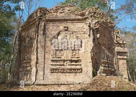 Kampong Thom, Kambodscha-25. Januar 2020: Fliegendes Palastrelief an der Wand von Sambor Preis Kuk oder Prasat Yeah Puon S10 in Kampong Thom, Kambodscha Stockfoto