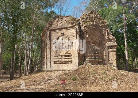 Kampong Thom, Kambodscha-25. Januar 2020: Fliegendes Palastrelief an der Wand von Sambor Preis Kuk oder Prasat Yeah Puon S10 in Kampong Thom, Kambodscha Stockfoto