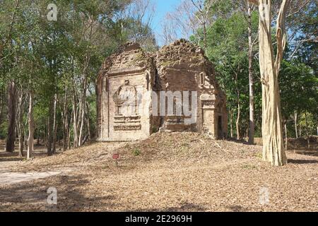 Kampong Thom, Kambodscha-25. Januar 2020: Fliegendes Palastrelief an der Wand von Sambor Preis Kuk oder Prasat Yeah Puon S10 in Kampong Thom, Kambodscha Stockfoto