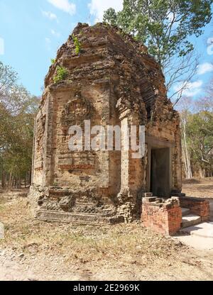 Kampong Thom, Kambodscha-25. Januar 2020: Fliegendes Palastrelief an der Wand von Sambor Preis Kuk oder Prasat Yeah Puon S10 in Kampong Thom, Kambodscha Stockfoto