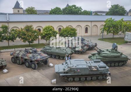 Innenhof, Panzer, Militärhistorisches Museum der Bundeswehr, Olbrichtplatz, Dresden, Sachsen, Deutschland Stockfoto