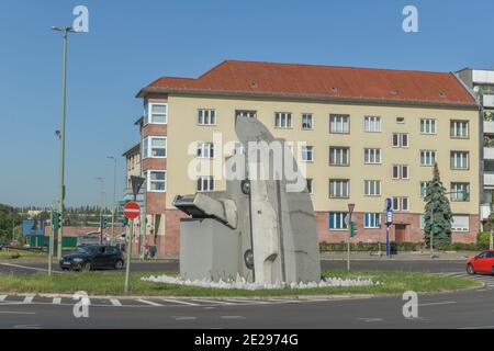 Wolf Vostell Skulptur" 2 Beton Cadillacs in Form der nackten Maja', Rathenauplatz, Halensee, Berlin, Deutschland Stockfoto