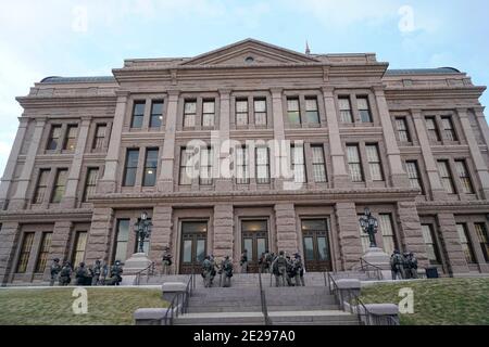 Austin, TX, USA 12. Januar 2021: Mitglieder der Polizei des texanischen Außenministeriums für öffentliche Sicherheit stehen Wache vor dem Texas Capitol, als die 87. Texanische Gesetzgebung ihre viermonatige Sitzung startet. Die starke Polizeipräsenz wurde durch Gerüchte über Pläne bewaffneter Texaner angeregt, das State Capitol nach dem Versuch der vergangenen Woche in Washington zu übernehmen. Kredit: Bob Daemmrich/Alamy Live Nachrichten Stockfoto