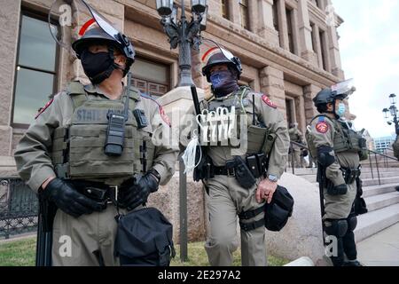 Austin, TX, USA 12. Januar 2021: Mitglieder der Polizei des texanischen Außenministeriums für öffentliche Sicherheit stehen Wache vor dem Texas Capitol, als die 87. Texanische Gesetzgebung ihre viermonatige Sitzung startet. Die starke Polizeipräsenz wurde durch Gerüchte über Pläne bewaffneter Texaner angeregt, das State Capitol nach dem Versuch der vergangenen Woche in Washington zu übernehmen. Kredit: Bob Daemmrich/Alamy Live Nachrichten Stockfoto